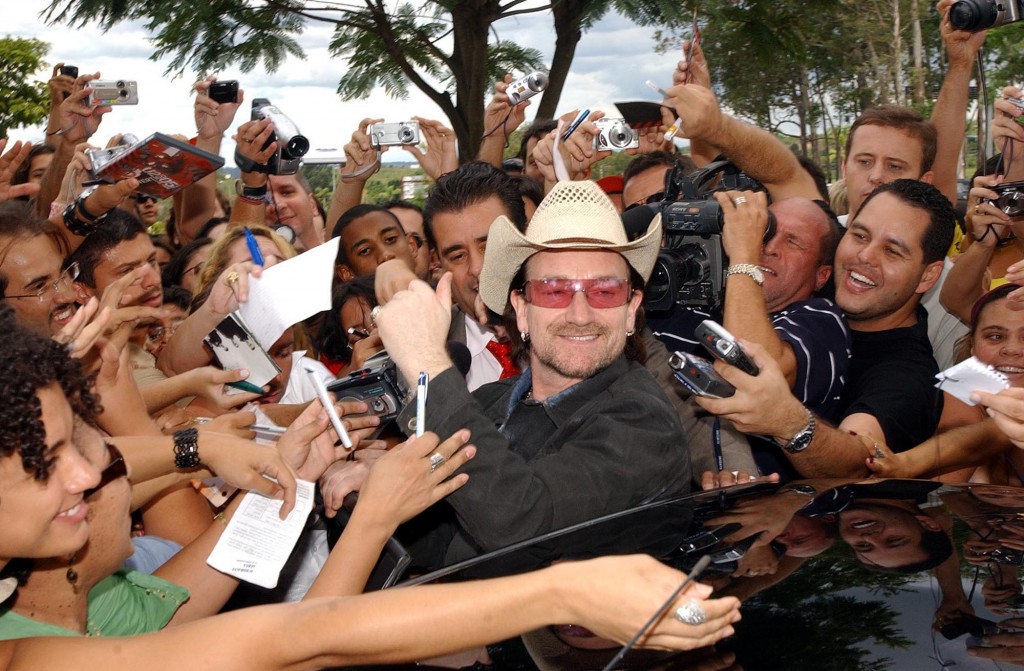 Bono_and_fans