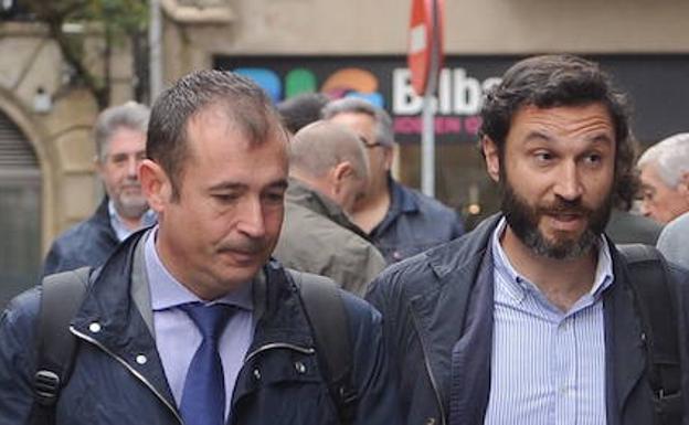 José María Martínez Sanz (right) enters the courthouse with his attorney